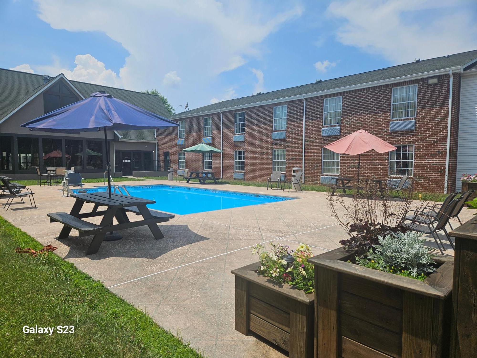Quality I-81 Inn 4*